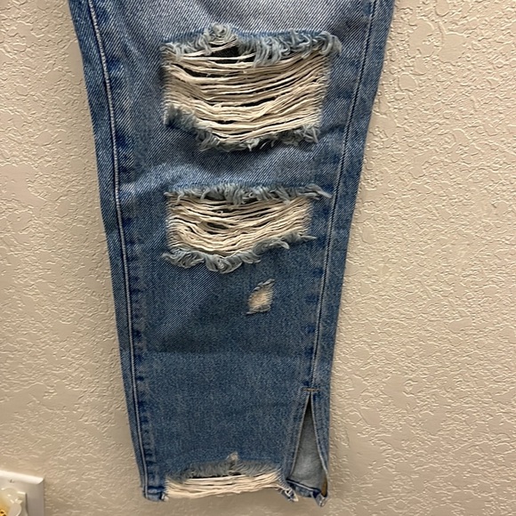 Good American Good Boy Distressed Jeans 2/26 - Picture 3 of 9
